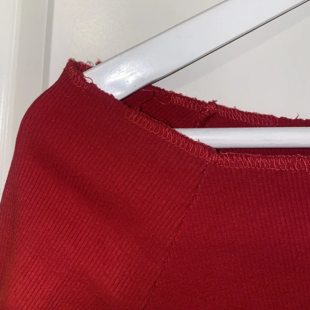 Röd off shoulder tröja från pull&bear. Använd 2 gånger men har lite lösa trådar upp vid axlarna som ni kan se på andra bilden.Mer information hittar du i min bio😊HÖGSTA BUD: 75kr. Toppar.
