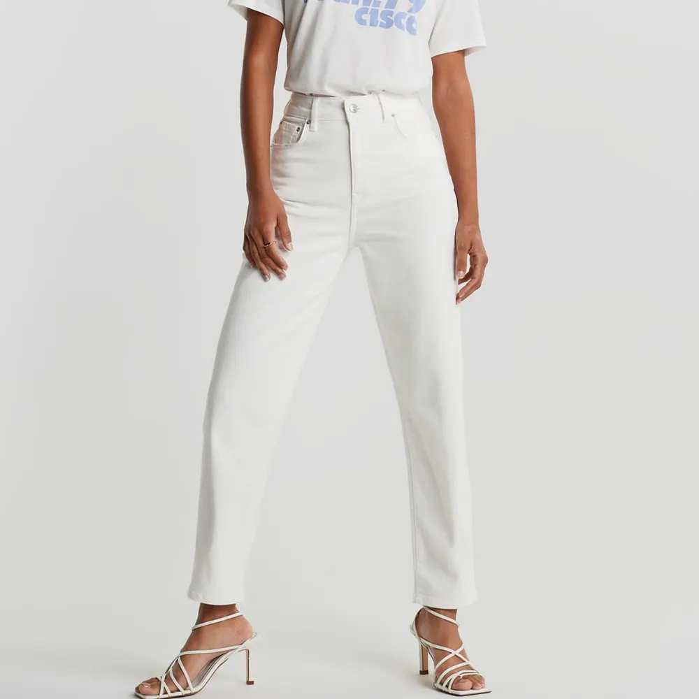 Gina Tricot ”Comfy Mom” jeans i vit. Nyprus 599kr. Storlek 34 (ca S). Köpta i somras, endast använda 1 gång! . Jeans & Byxor.