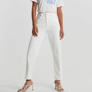 Gina Tricot ”Comfy Mom” jeans i vit. Nyprus 599kr. Storlek 34 (ca S). Köpta i somras, endast använda 1 gång! 