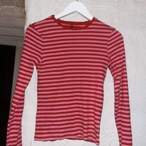 Tröja - Supersöt långärmad randig tröja. Knappt använd, så fint skick. Den är från only. Nypris: 299kr säljer för 175 kr 