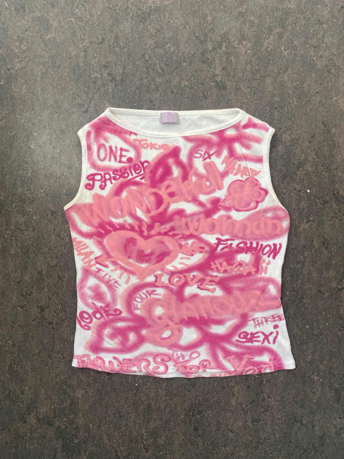 Topp med rosa graffiti-liknande tryck