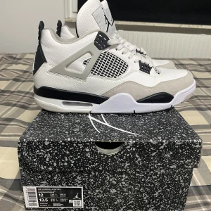 Jordan 4s Military black  - 4 månader gamla i fint skick, använda fåtal gånger. Säljer då dom inte används. 