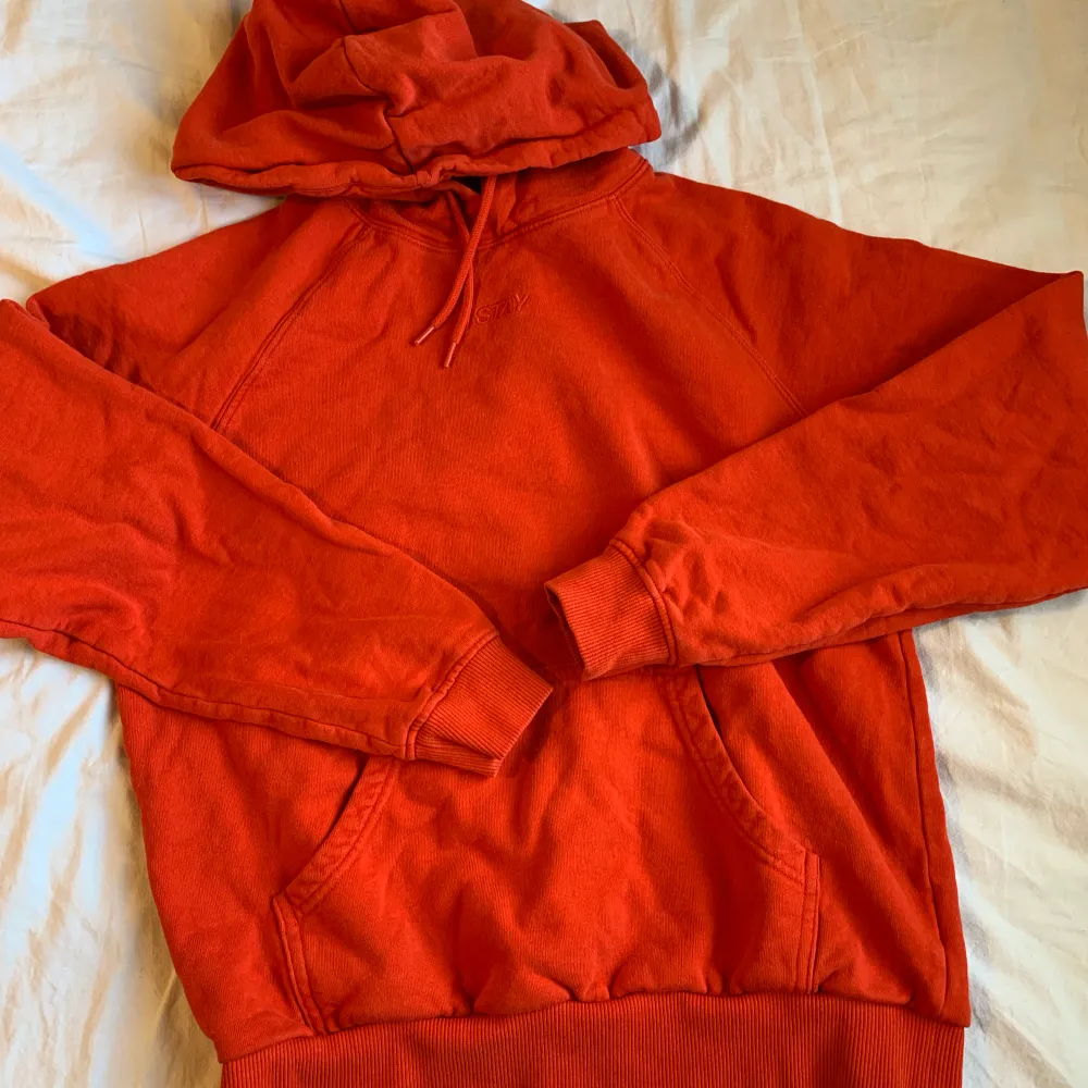 röd hoodie, köpt på carlings för 400kr, fint skick🤍. Hoodies.