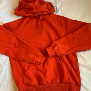 röd hoodie, köpt på carlings för 400kr, fint skick🤍