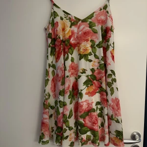 Klänning  - Blommig fin klänning 