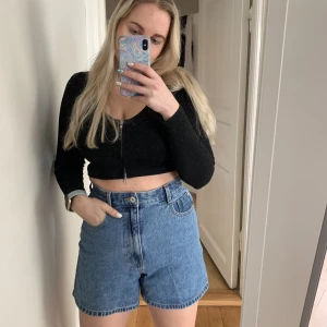 Jeansshorts - Snygga jeansshorts i lite mörkare tvätt från Zara. Använda två gånger, i väldigt bra skick. Storlek 40, passar bra på mig som är en M. 