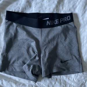 Gråa Nike pro shorts i storlek S! Liten defekt på märket men annars i fint skick🤍🖤