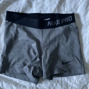 Nike pro shorts  - Gråa Nike pro shorts i storlek S! Liten defekt på märket men annars i fint skick🤍🖤