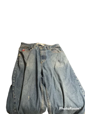 polar big boys - ett or baggy polar big boys jag säljer för de är för korta på mig. de är ganska slitna där nere längst ner på byx benet och lite färg små färg fläckar men det är ingenting man lägger märke till. säljer pga inte används (pris kan diskuteras och kan byta)