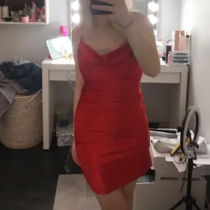 Fin röd klänning från bikbok. Använd en gång. Säljer för jag tycker inte jag passar i rött. 