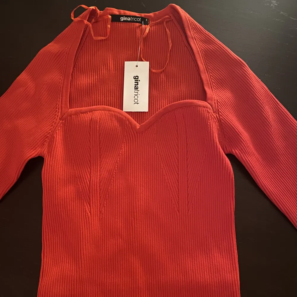 Säljer min fina röda långärmade tröja från ginatricot. Prislapp kvar då tröjan inte passade i storlek, så ej använd. Tröjan är i storlek S.. Toppar.