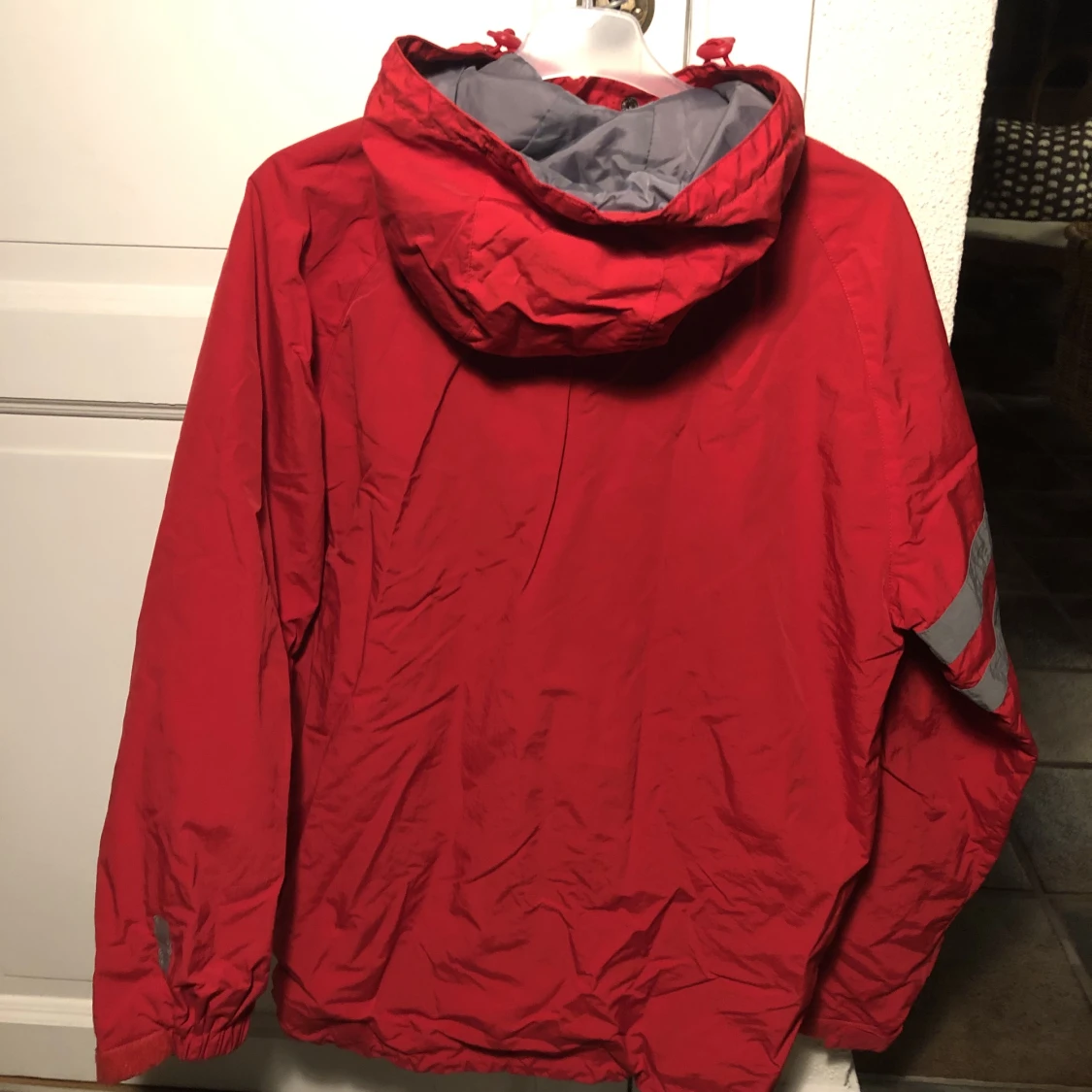 Röd vindjacka  - 90