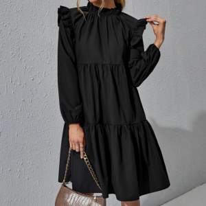 Jättesöt svart klänning med volanger från Shein. Aldrig använd så i nyskick, skriv för fler bilder!!