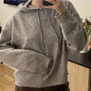 Grå stickad hoodie  - Grå stickad hoodie från lindex men dessvärre är snörena borta men den är lika snygg ändå😍