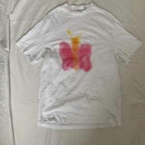 T-shirt fjäril - T-shift oversized med fjäril från Weekday 