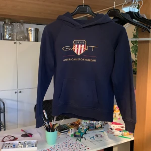 Gant - Tjena säljer dena hoodie nu när den är för liten. Den är lite sol blek men inte mycket. Pris kan sänkas vid snabbt köp