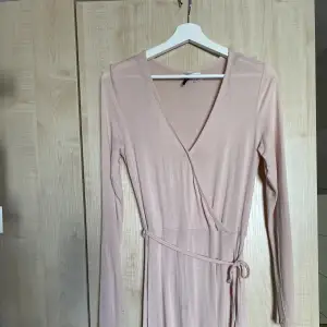 Ljus rosa klänning i tunt material, luftig och skön till sommaren. I bra skick.