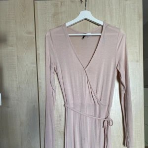 Tunn klänning - Ljus rosa klänning i tunt material, luftig och skön till sommaren. I bra skick.