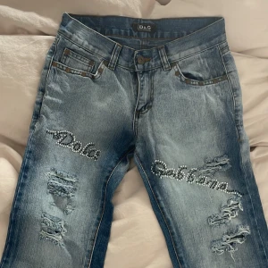 D&G rhinestone lågmidjade jeans! - säljer dessa assnygga dolce&gabbana lågmidjade y2k jeansen i bra skick! saknas lite rhinestones men inget man tänker på 🫶dom sitter bootcut 😇😇 skriv för mått och fler bilder!