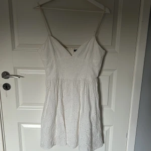 Sommarklänning  - Säljer min fina klänning från zara! Den har inte kommit till användning och därför säljer jag den, använd några gånger, inga defekter och fin till sommaren💗