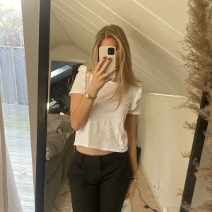 Topp  - Volang topp från zara i storlek M men passar mig som har S vanligtvis. 100kr + frakt ❤️‍🔥