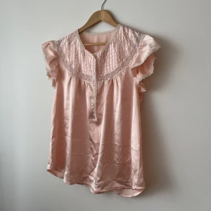 Vintage rosa blus/nattlinne  - Supersöt blus/nattlinne i rosa satin med fina detaljer.  Vintage men i superfint skick. Uppskattar den som en XS-S, men ger gärna mått!