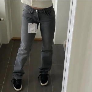 Lågmidjade jeans - Säljer nu mina as snygga gråa lågmidjade jeans ifrån zara, jätte trendiga och snygga. Jag är 168cm ungefär och de är perfekt långa på mig❤️❤️pris kan diskuteras 