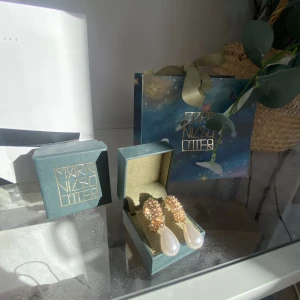 Maria nilsdotter liknande  - Säljer ett par örhängen som liknar Maria nilsdotter! Super fina och aldrig använda guldiga örhängen med pärlor💞💘