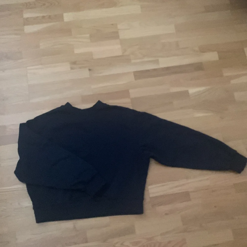 Mörkblå sweatshirt från Werkday. Den är inte kroppad, såsom den ser ut på bilden. Knappt använd. . Tröjor & Koftor.