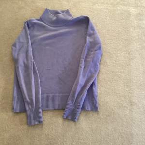Turtelneck tröja från vila som jag säljer pga att den var för liten för mig,Kontakta mig privat om du vill ha fler bilder❤️