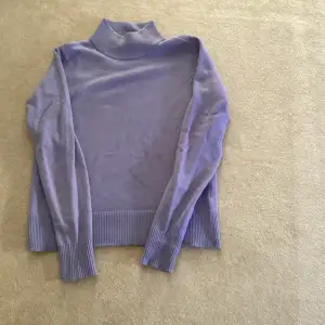 Turtelneck tröja från vila som jag säljer pga att den var för liten för mig,Kontakta mig privat om du vill ha fler bilder❤️