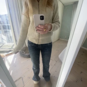 Stickad zip - Säljer min supper mysiga tröja Cartoon, kommer inte riktigt ihåg nypris men tror den ligger på 700kr💕💕