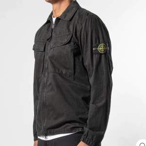 Säljer nu min svarta stone island Overshirt som den på bilden. Givetvis äkta och kvitto finns, använd 1-2 gånger. NYPRIS 3699kr. Fixar egna bilder vid intresse.   Köparen betalar frakt.