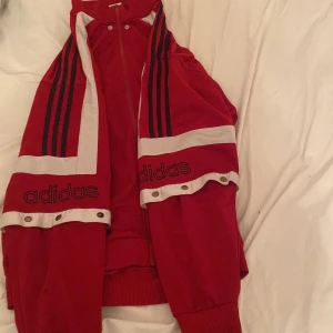 Adidasjacka - Jag säljer nu min adidasjacka då jag inte använder den längre, köpte på en secondhandbutik för ungefär 3 månader sedan. Dragkedjan gick sönder för en vecka sedan och därför säljer jag billigt, dragkedjan funkar frf bra. Priset kan diskuteras.
