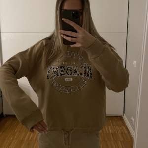 Beige hoodie med tryck i leopardmönster🐆Fleece material innanför - skön & mysig🤍 NYSKICK! Pris kan diskuteras. Kan mötas upp i Malmö - vid frakt står köparen för fraktkostnaden. Betalning via swish & ingen retur. Kontakta mig vid frågor/intresse!⚡️