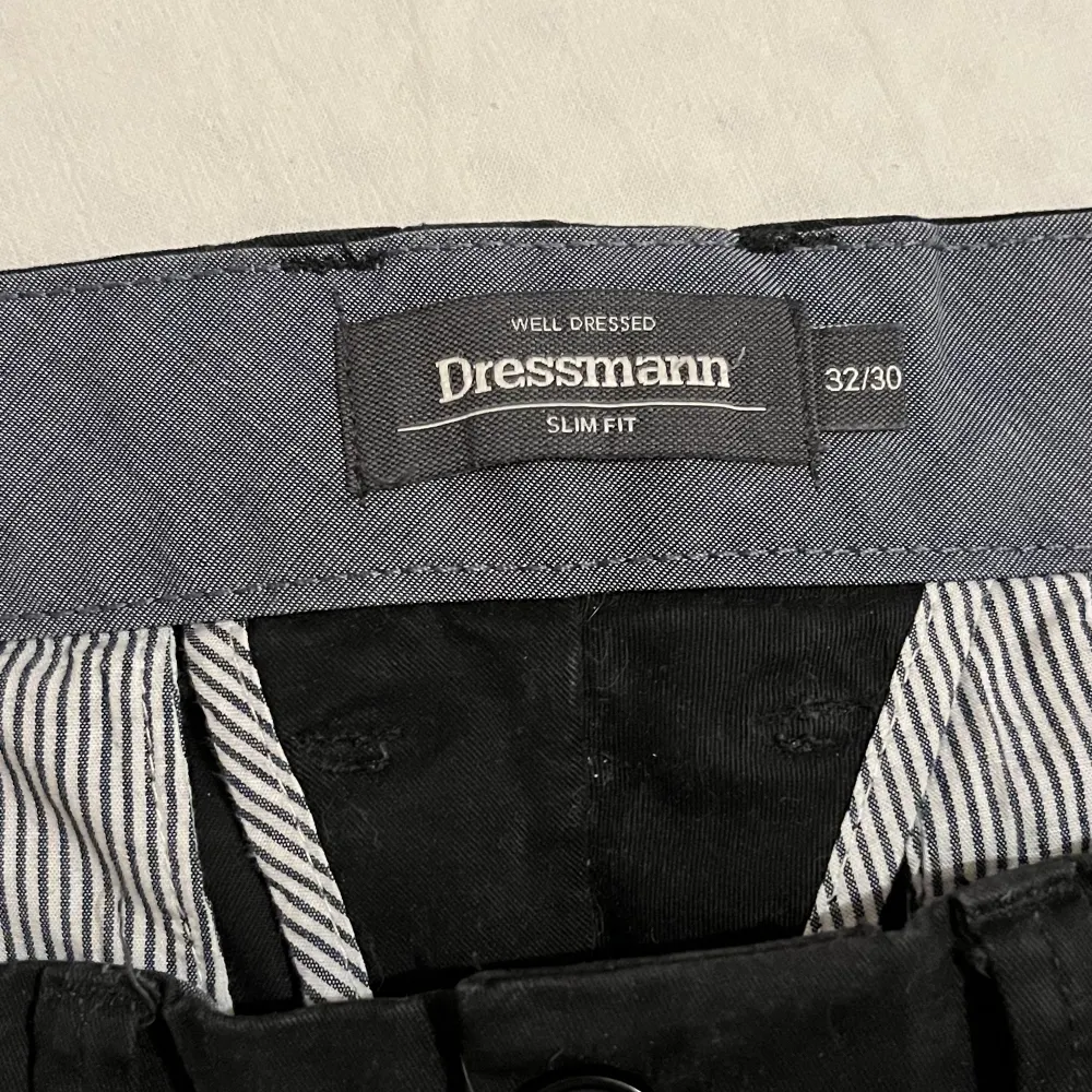 Byxor från Dressman i slim fit. . Jeans & Byxor.