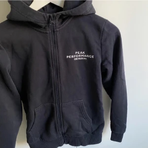 peak performance hoodie  - mörkblå peak performance hoodie som jag har använt några gånger 
