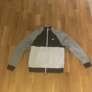 Nike fleece - En Nike fleece i färg svart vit och grå storlek S