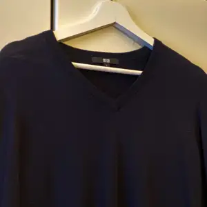 ❤️En mörkblå stickad tröja från Uniqlo i 100% ull. Tröjan är i nyskick och jättemjuk. Skulle säga att tröjan passar S. Hör av dig om du har frågor! ❤️