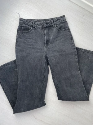 Jeans  - Svarta jeans köpta på Vera Moda🥰