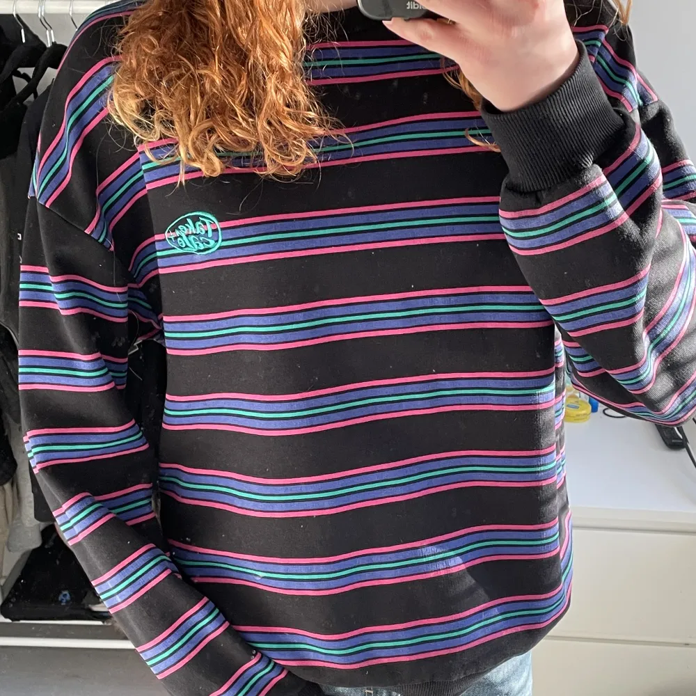 Trendig sweatshirt som tyvärr inte kommer till användning längre. Fint skick!. Tröjor & Koftor.