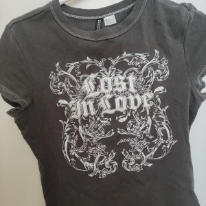 Grå y2k tröja - En jättefin grå tröja från h&m.