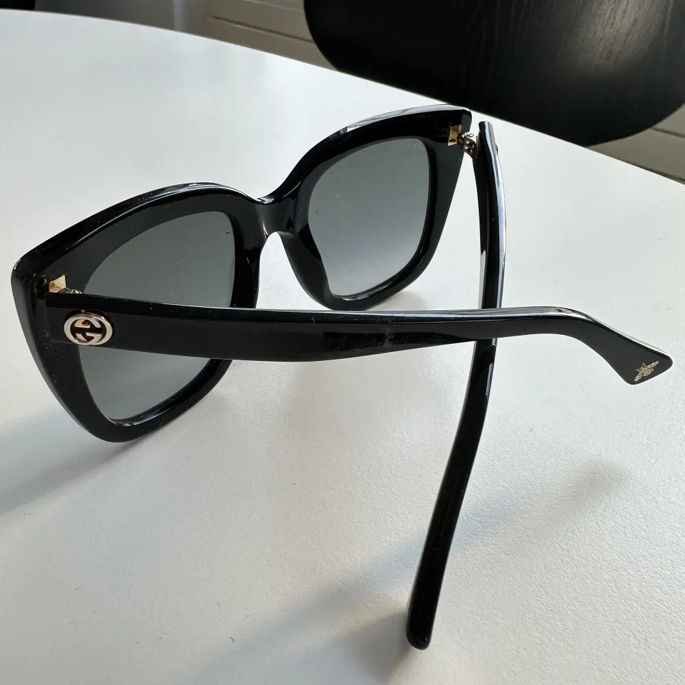 Solglasögon från Gucci använda EN gång ✨säljer få jag ej tycker de passar mig! Nyskick och kostar 3000kr nypris! Kvitto och bevis har jag såklart med! . Övrigt.