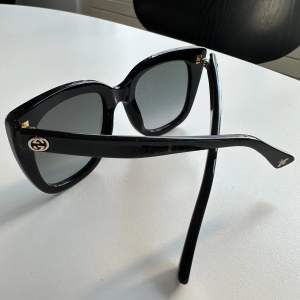 Solglasögon från Gucci använda EN gång ✨säljer få jag ej tycker de passar mig! Nyskick och kostar 3000kr nypris! Kvitto och bevis har jag såklart med! 