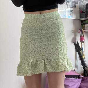 Säljer denna somriga kjol från Gina Tricot! Är använd ett par gånger men syns inte🙂köpte för 349 kr!💗