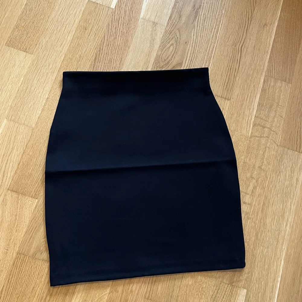 Kort svart tight kjol från Cubus. Ganska tjockt material med lite stretch. Helt ny med lapp kvar, var för liten för mig💘 . Kjolar.