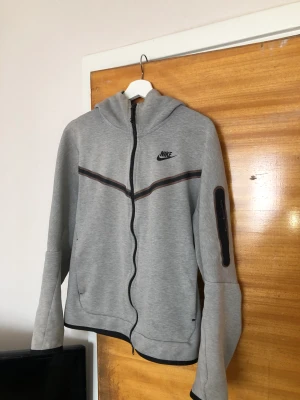 Nike Tech fleece - Säljer min Nike Tech fleece den är inte min storlek och har inte använt den mer än 3 gånger 