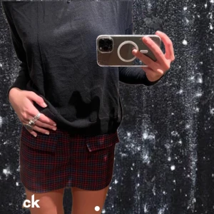 Snygga skorts - Säljer dessa snygga skorts (kjol och shorts) perfekt till finare tillfällen samt vardagliga!