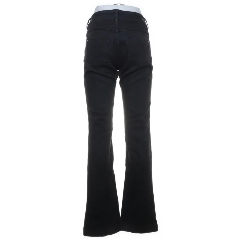 Fick hem byxorna igår från Sellpy och säljer då de inte passade! Köptes  för 150 kr🫶🏻. Jeans & Byxor.