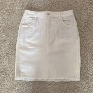 säljer denna söta vita jeans kjol 🤍 kommer inte ihåg vart den köptes men är i jätte fint skick !💘 köptes för några år sedan 🫶 kontakta mig för fler bilder eller intresse 🥰priset kan såklart diskuteras!💖